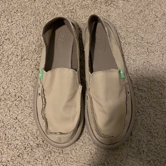 Tan sanuks Clearance